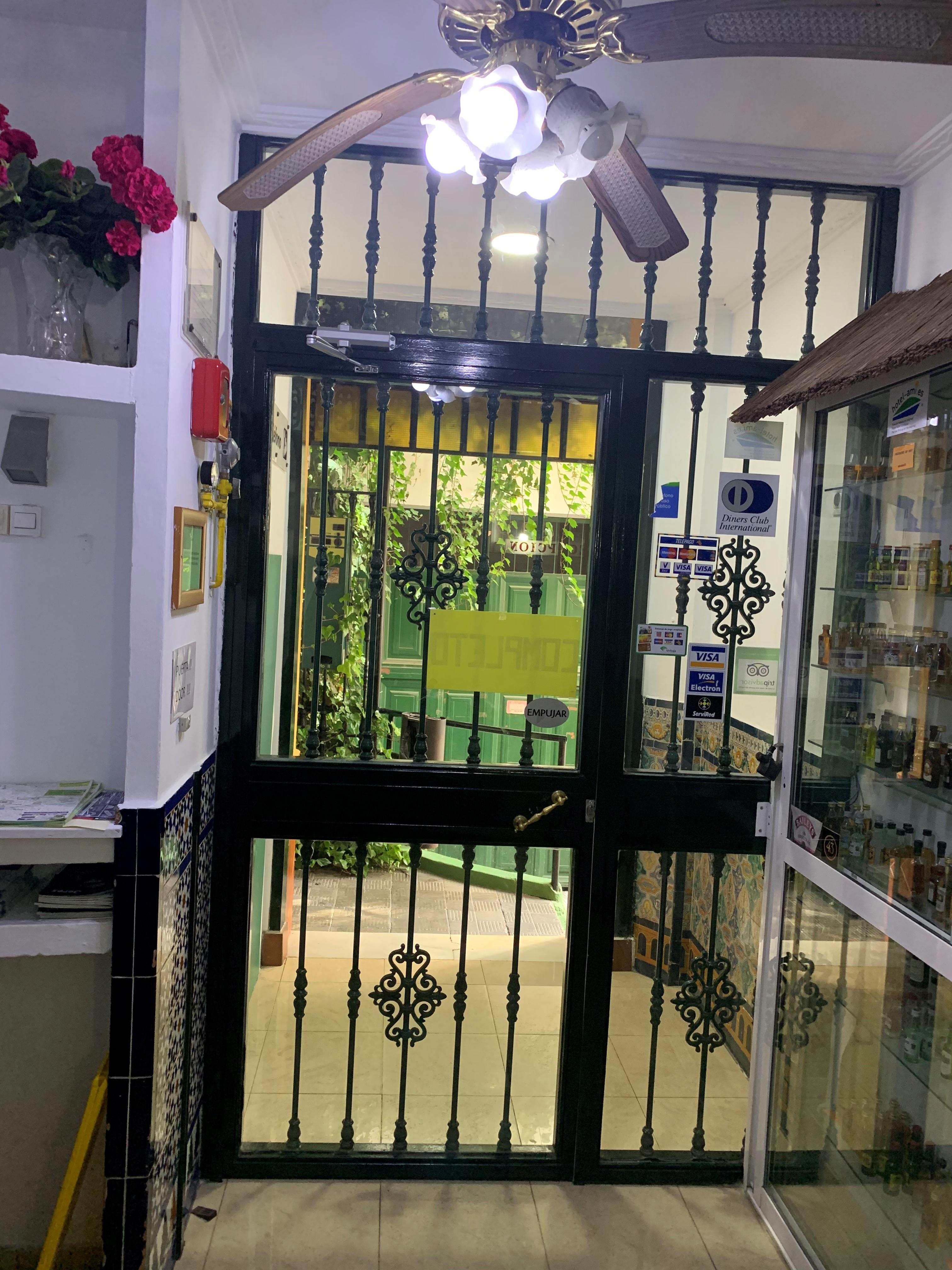 Hostal Alcobia Sevilla Buitenkant foto