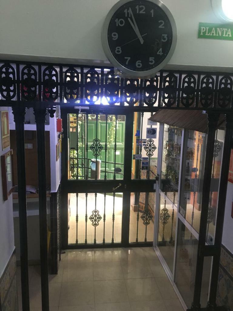 Hostal Alcobia Sevilla Buitenkant foto